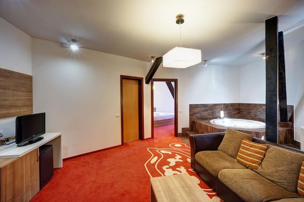 Hotel Ave Lux Sacele Exterior photo